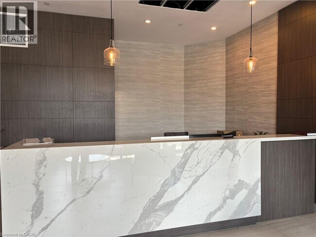 Photo du bâtiment - 550 N Service Rd