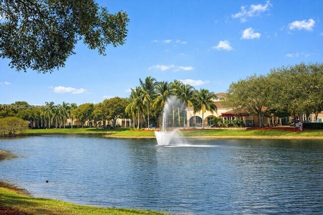 Foto del edificio - 2494 Centergate Dr