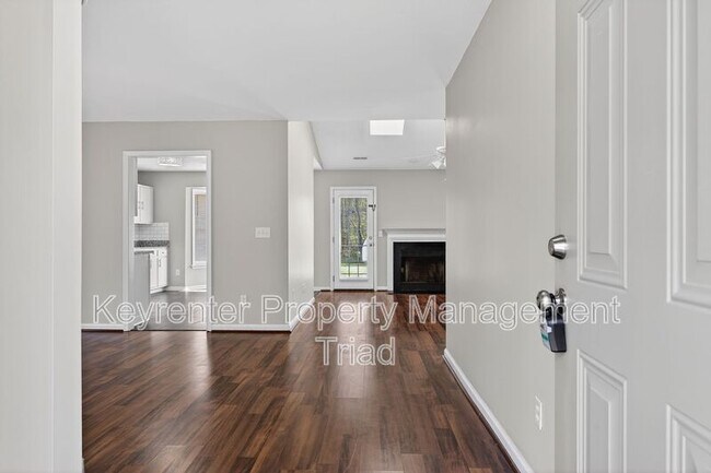 Foto del edificio - 701 Ashcroft Rd