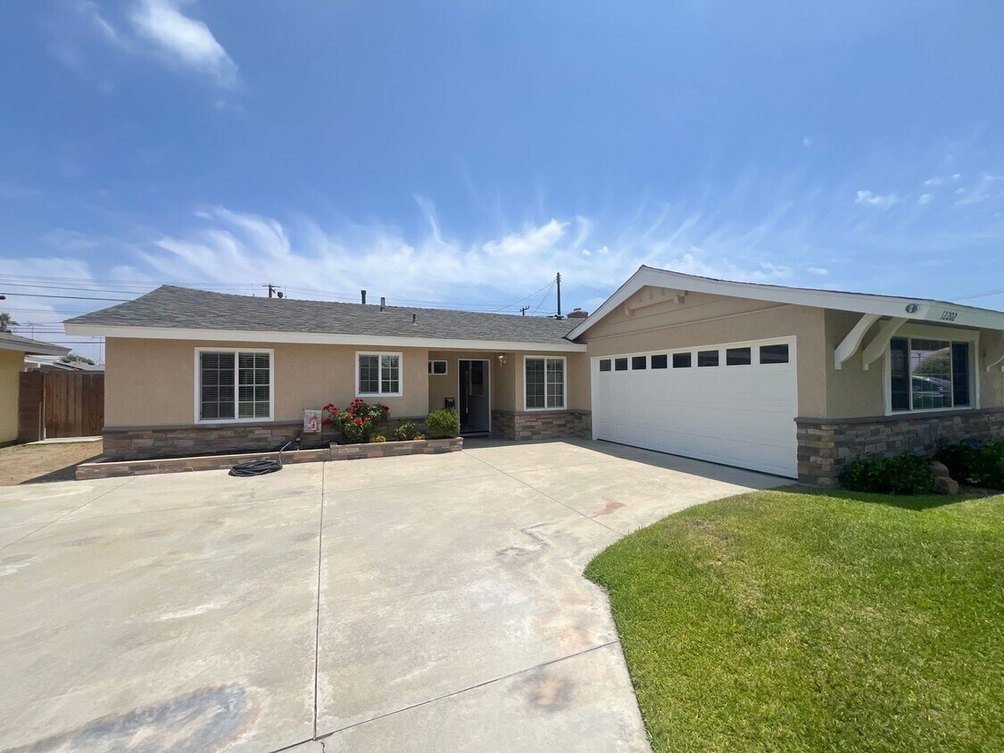 Foto principal - Beautiful West Garden Grove 3 bedroom home...