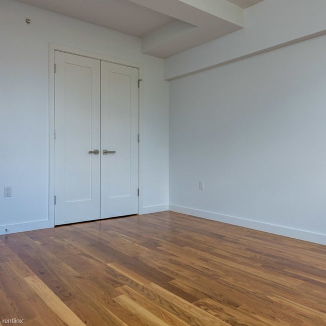 Building Photo - 10 Saint Pauls Pl