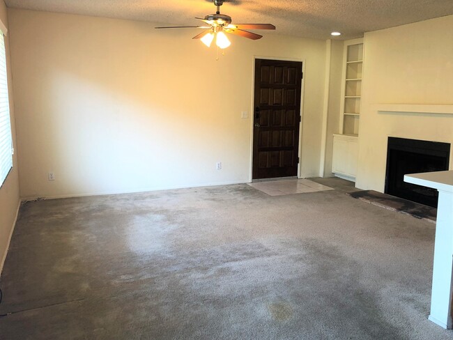 Building Photo - Beautiful Condo in quiet community in Coll...