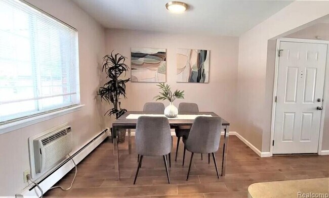 Foto del edificio - 2445 Torquay Ave