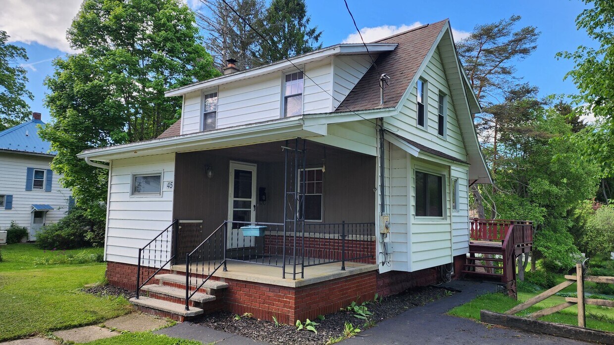 Primary Photo - Charming Three Bedroom Cape Cod Home for R...