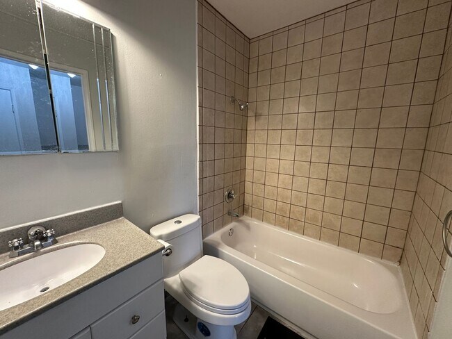 Foto del edificio - Beautiful 2 bedroom 1 bath condo in North ...