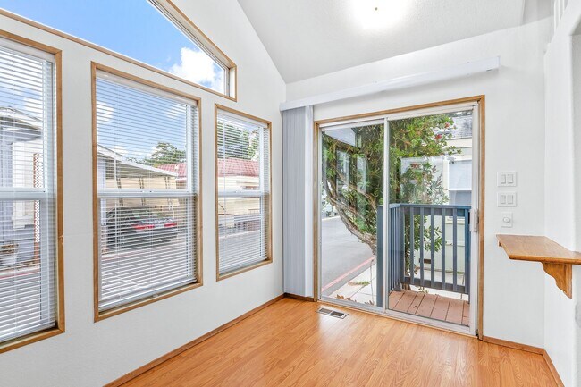 Foto del edificio - 1 Bed + 1 Bath +  IN THE PLEASURE POINT AREA OF SANTA CRUZ. $2300 Per Month