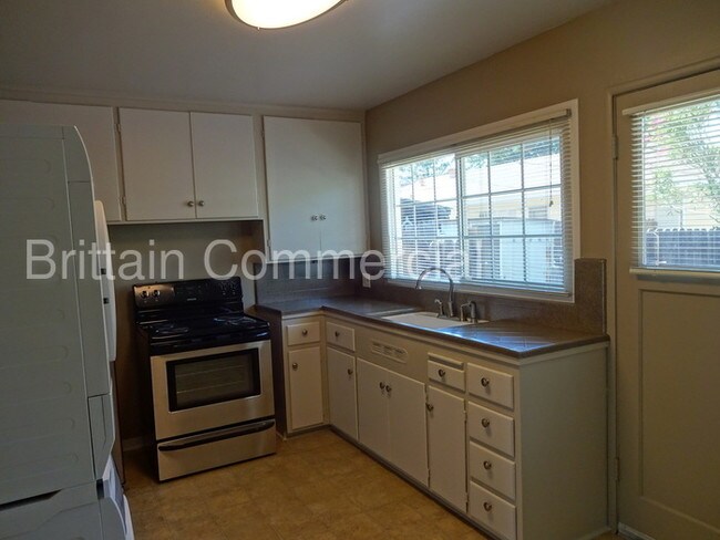 Building Photo - 3006 Miramar Rd