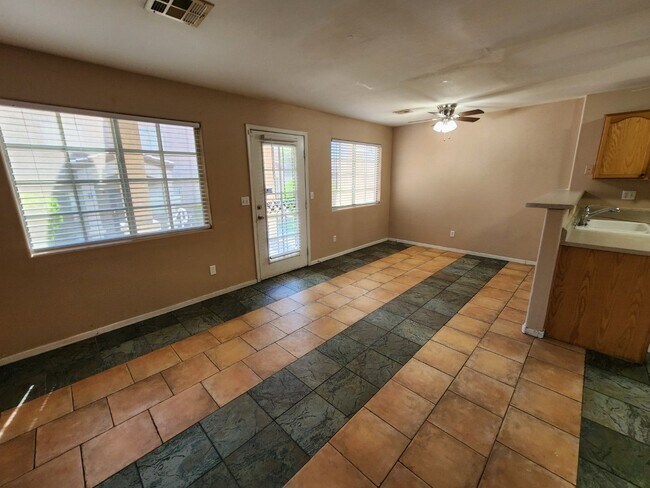 Foto del edificio - Beautiful 3 Bedroom & 2 1/2 Bath Condo.