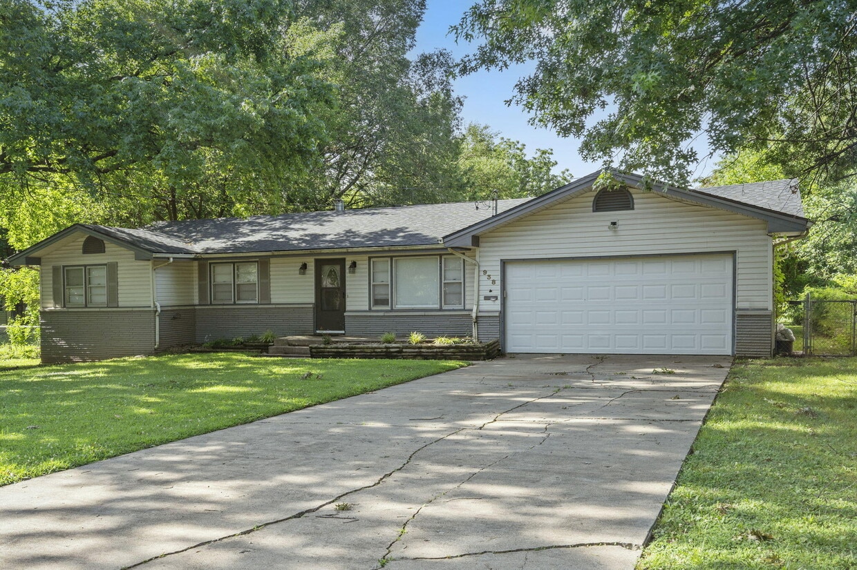 Primary Photo - 938 E Lindberg St