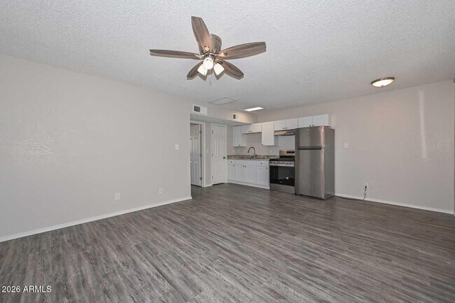 Building Photo - 730 E Siesta Dr