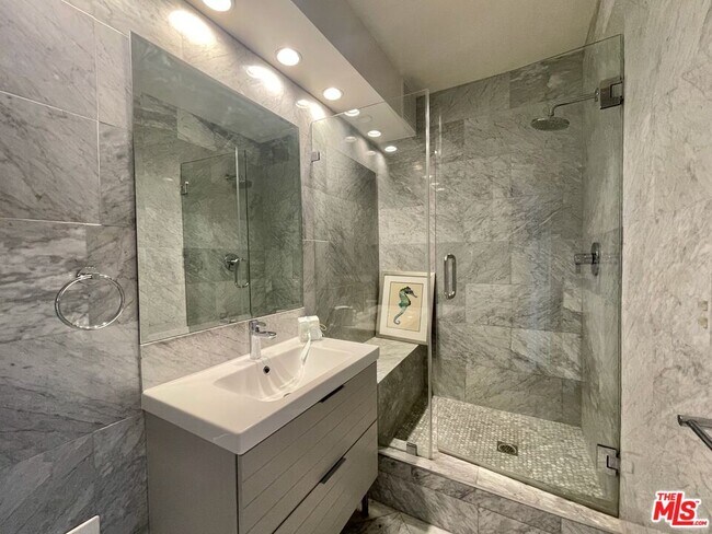 Building Photo - 999 N Doheny Dr