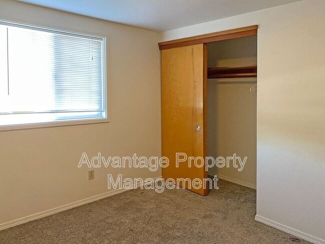 Building Photo - 2658 NW Tyler Ave