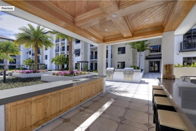 Grilling/dining area - 1030 3rd Ave S