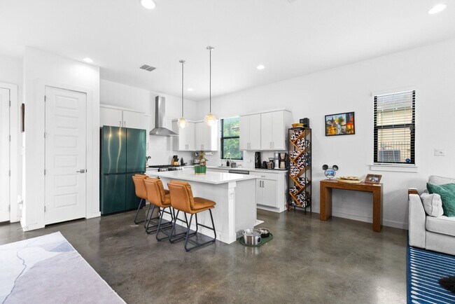 Foto del edificio - Charming Home Awaits: Spacious & Modern Living in a Prime Location