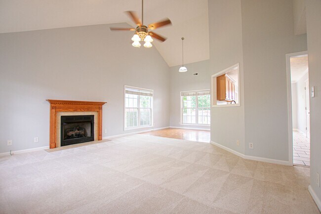 Building Photo - Three Bedroom with Bonus and Pool!