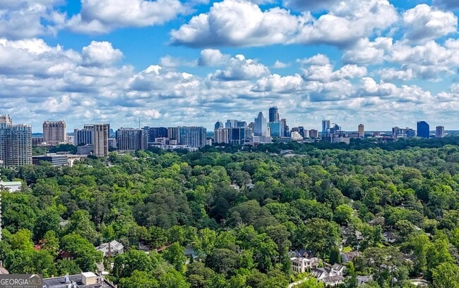 Foto del edificio - 2479 Peachtree Rd NE