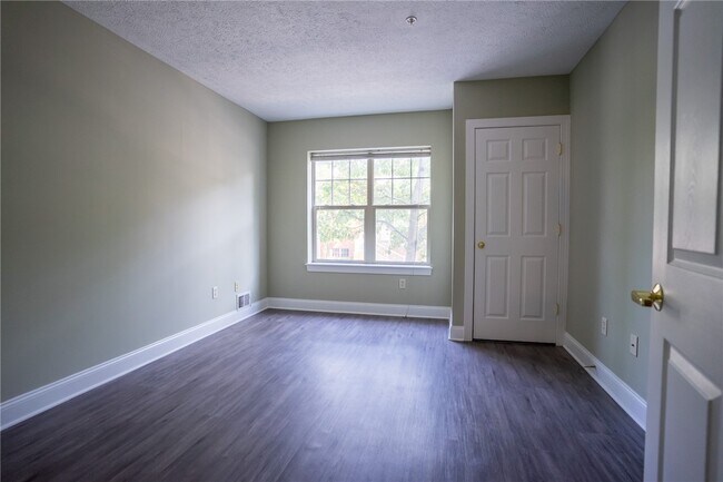 Foto del edificio - 310 Exchange Blvd