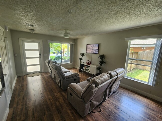 Building Photo - 13701 Glasser Ave