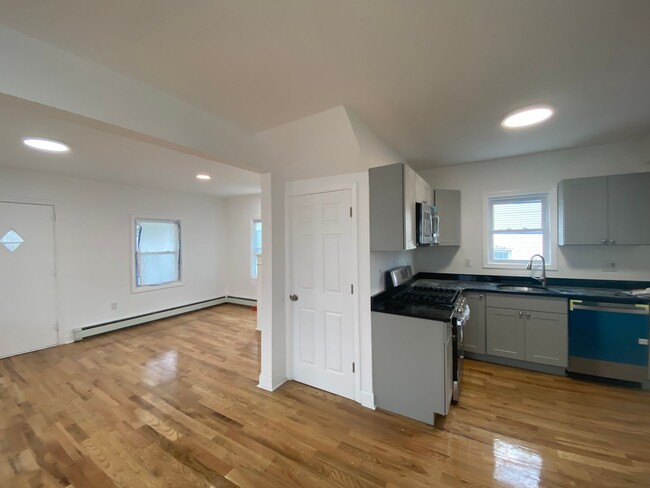 Building Photo - 1423 7th Ave