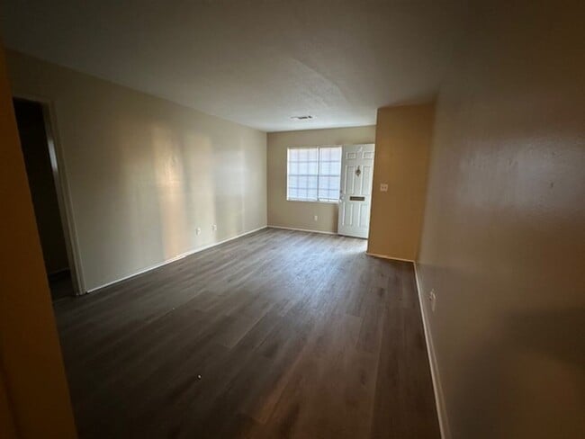 Building Photo - 2005 20th St