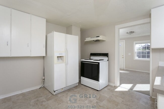 Building Photo - Charming 2 Bedroom Home Available in Woodstock Neighborhood!