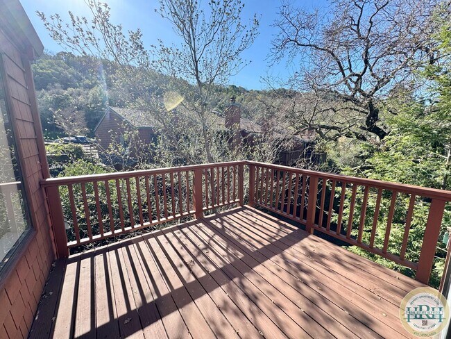 Foto del edificio - Charming 3-Bedroom, 2.5-Bathroom Condo in Novato