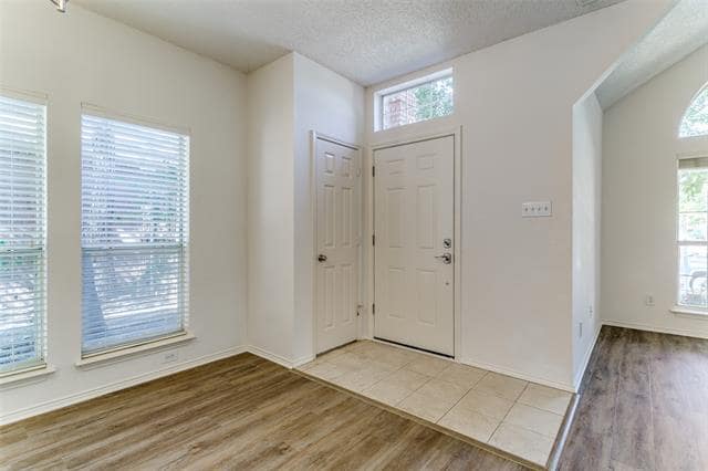Building Photo - 529 Raintree Cir