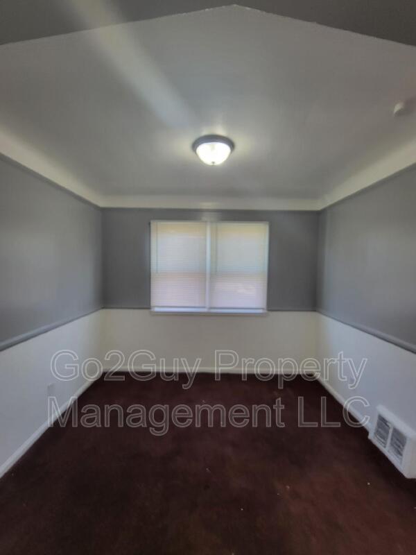 Foto del edificio - 9921 Warwick St