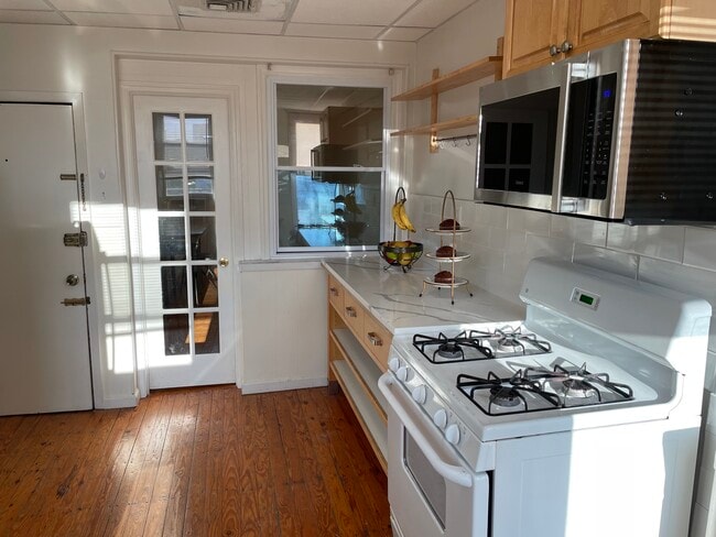 Building Photo - 475 Monmouth St