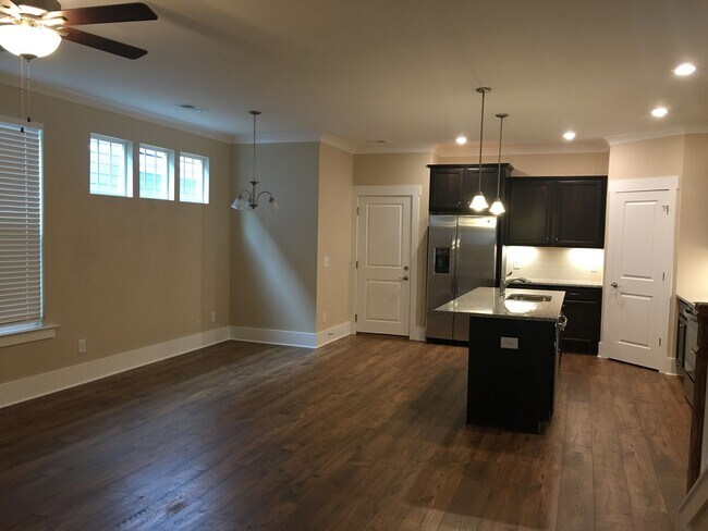 Foto del edificio - Single Family Home in  Franklin's Simmons Ridge