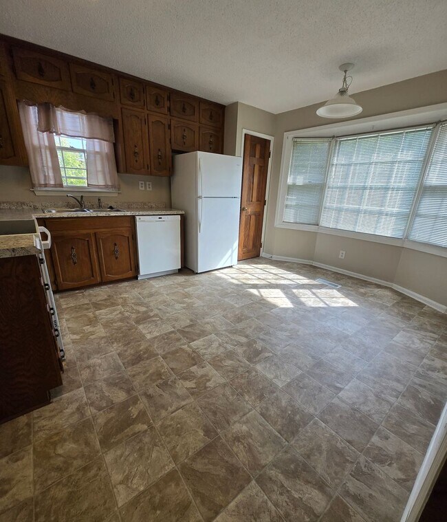 Foto del edificio - Beautiful 3-Bedroom Home with Bonus Room i...