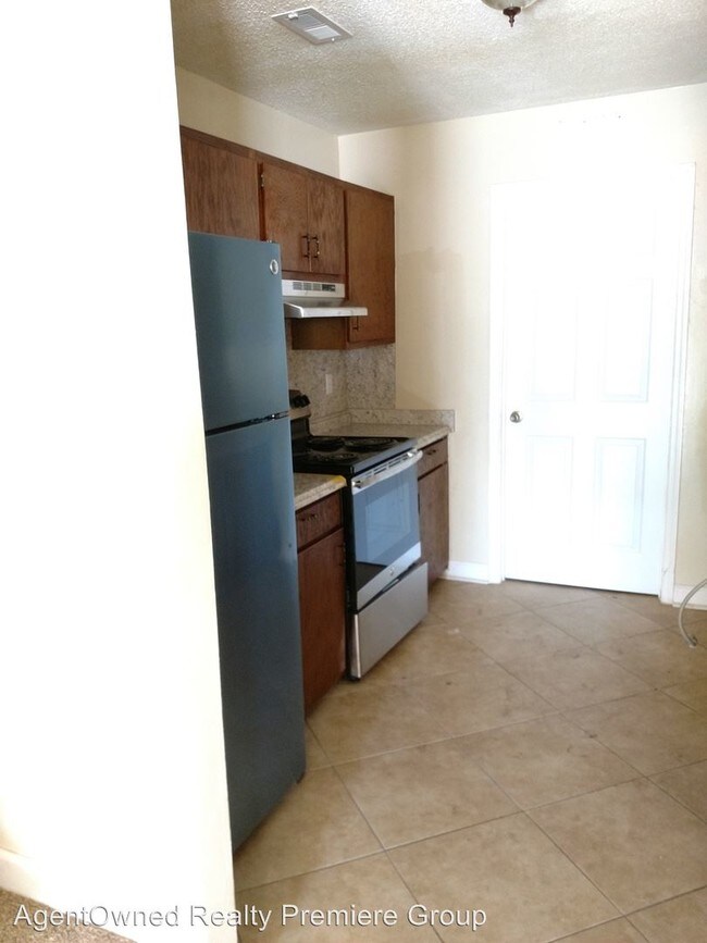 Building Photo - 206 Pineshadow Dr