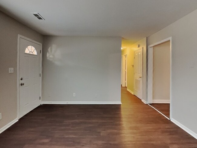 Building Photo - 3 bed 1.5 with front and rear decks!