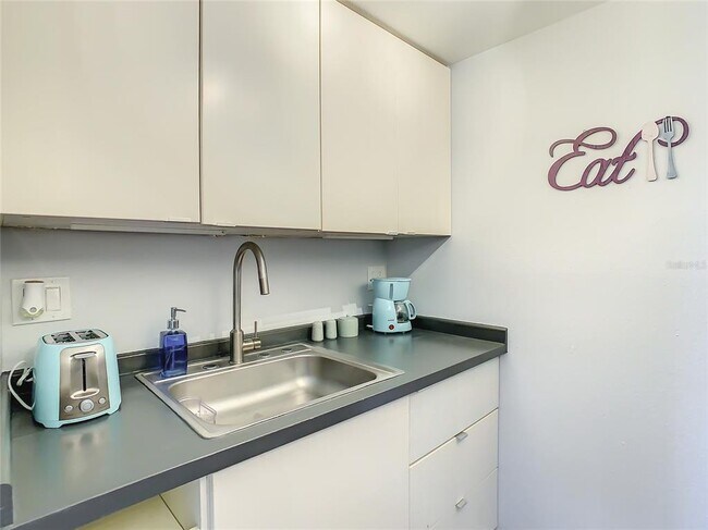 Foto del edificio - 4145 Dolphin Dr