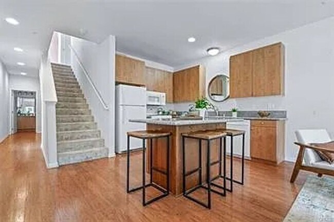 Foto del edificio - Beautiful 3-Bedroom Townhome - Groups Welcome