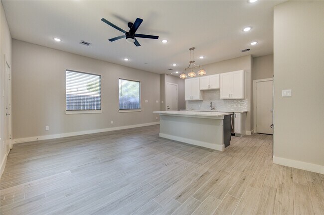 Foto del edificio - 4536 Sunflower St