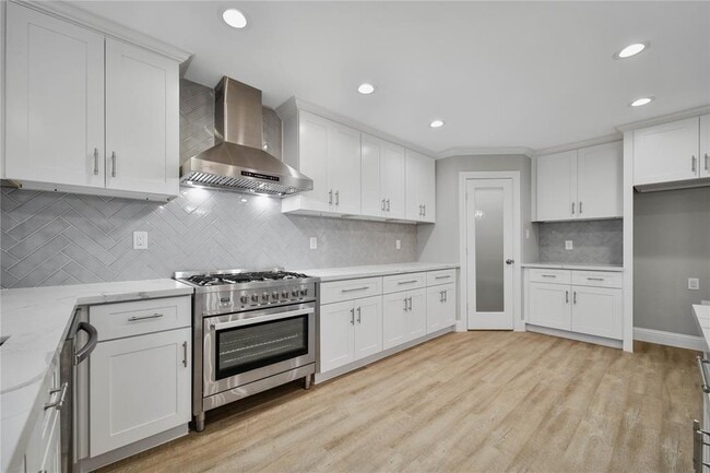 Building Photo - 2401 McClendon St