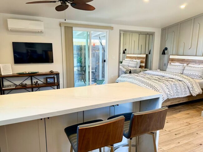 Foto del edificio - Turnkey North Clairemont Studio | Vaulted Ceilings & Private Patio