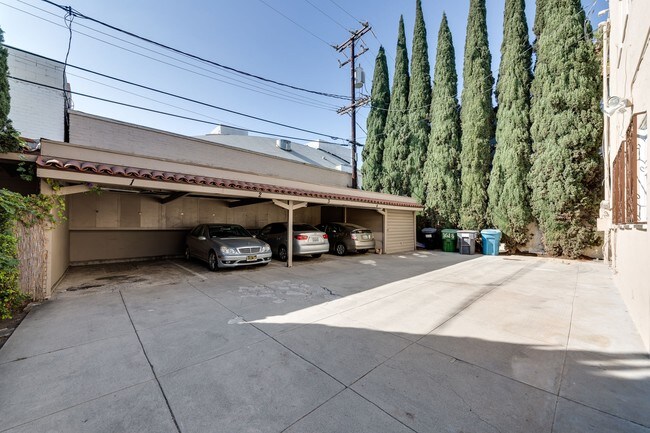 18 - 163 N Arnaz Dr