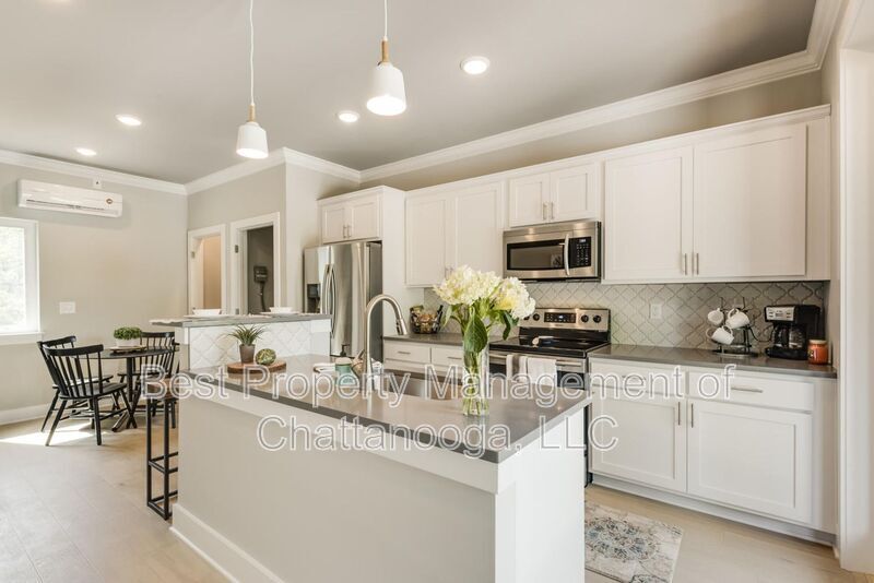 Primary Photo - 410 Ziegler St