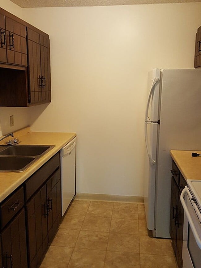 Building Photo - Two Bedroom, One Bathroom