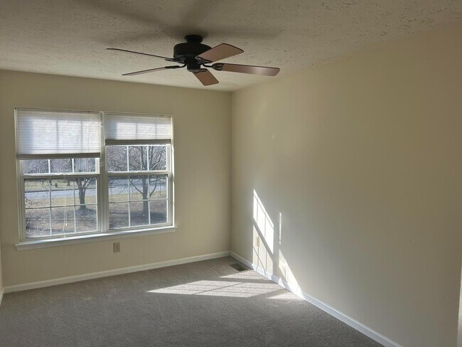 Foto del edificio - 892 N Waterford Ln