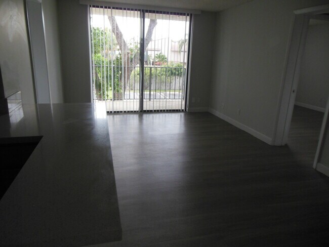 Foto del edificio - TWO BEDROOM TWO BATHROOM! WATERFRONT COMMUNITY