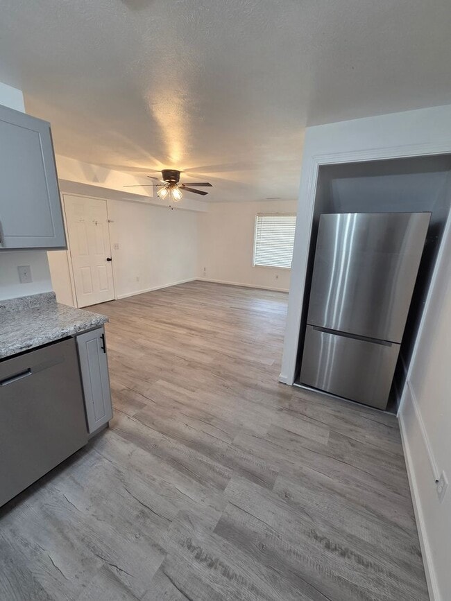 Building Photo - 11685 Oakhills Dr