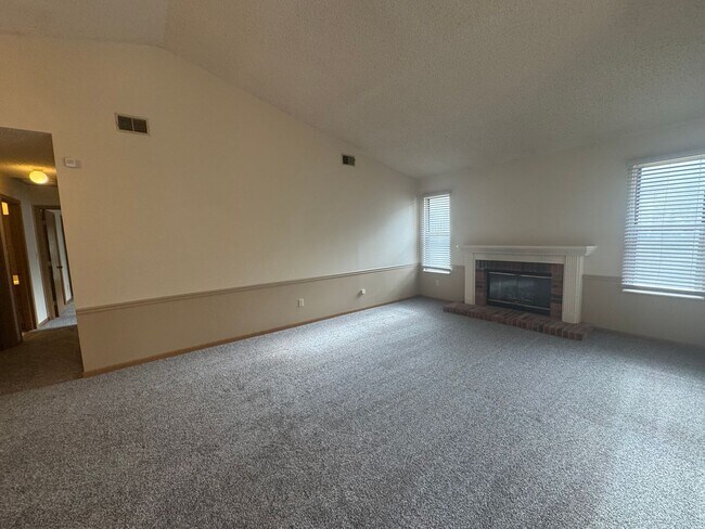 Foto del edificio - Spacious & Stylish Condo for Rent: 2 Bed/2...