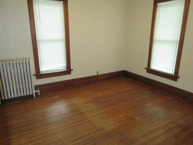 Building Photo - 3 Bedroom 1 Bathroom Duplex