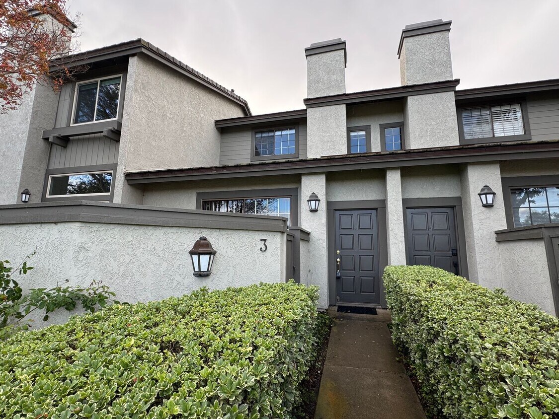 Foto principal - Spacious 2Bd/2Ba Condo w/Bonus Office, Garage and A/C!