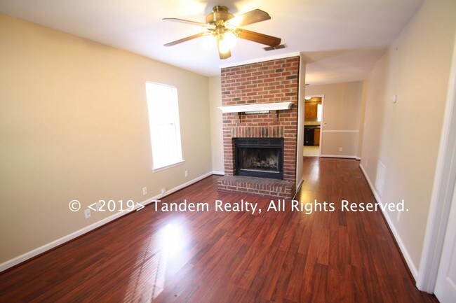 Building Photo - Mufreesboro 2 Bed 2 Bath with Fireplace