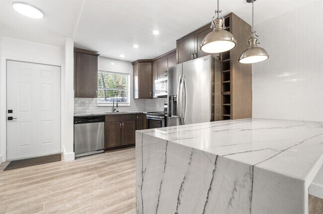 Building Photo - 809 W Oakland Park Blvd