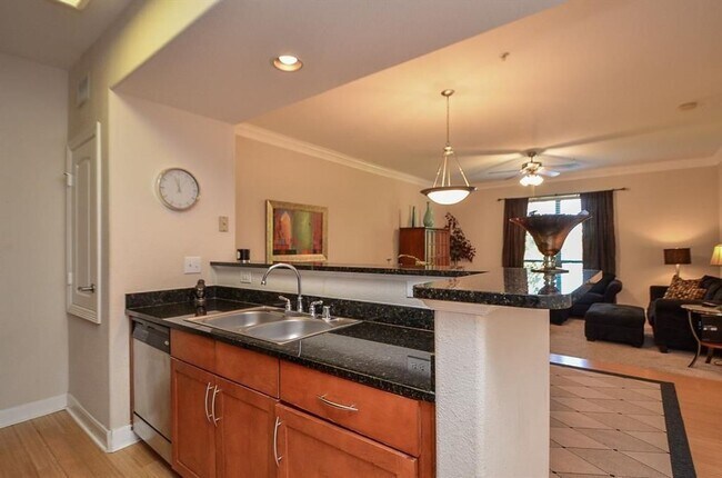 Foto del edificio - FULLY FURNISHED 1 bedroom Condo with balco...